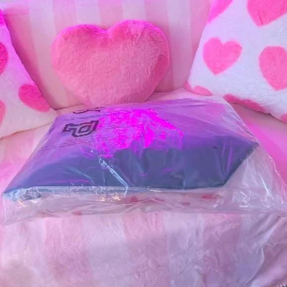 Victoria’s Secret Bling Tote & Pink Red Bow Cozy Sherpa Blanket - Picture 3 of 3